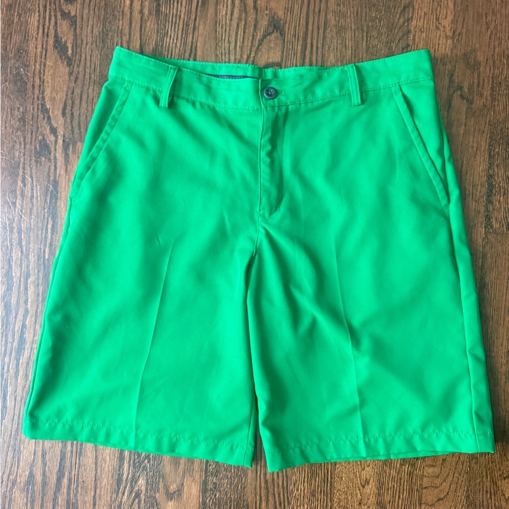 EUC Izod Golf Men's Green Shorts - 33